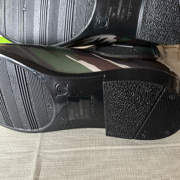 NWT Seven7 Camo Rainboots - Picture 4 of 4